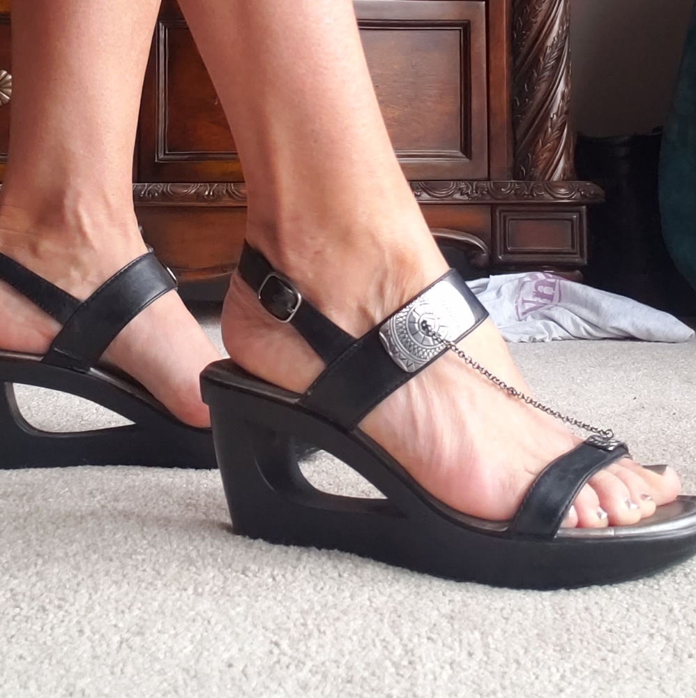 Andrew Geller Sandals, Wedge heel,  super comfy and stylish, metal detail 7.5 M